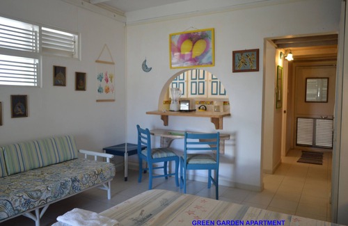 Silver Sands Apartment | Green Garden Apartment at Blue Ocean Cottage in Silver Sands