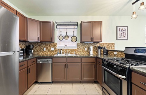 Montopolis House | Green Garden House - Centrally Located, minutes from Airport and Downtown