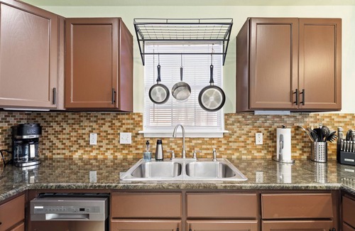 Montopolis House | Green Garden House - Centrally Located, minutes from Airport and Downtown