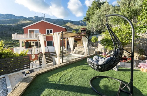 Zrnovnica House | Green garden relaxing holiday in peaceful nature