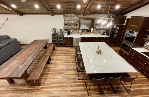 Hemlock Valley House | Green Giant A - Luxury mountain retreat 6 bdr, ski in/out, 9 pers hot tub,