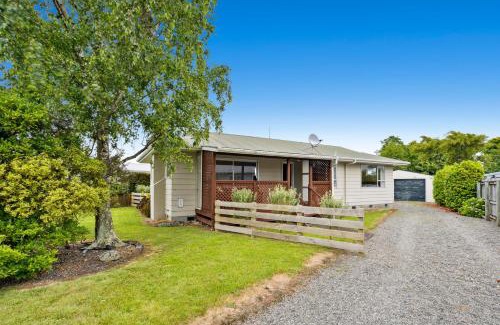 Carterton House | Green Grove - Carterton Holiday Home