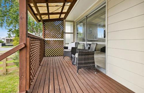Carterton House | Green Grove - Carterton Holiday Home