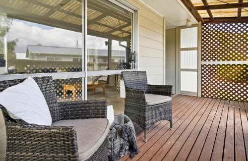 Carterton House | Green Grove - Carterton Holiday Home