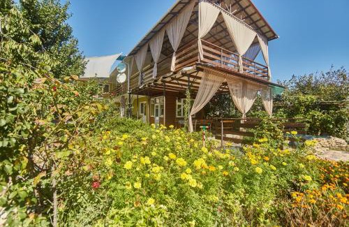Molodizhne House | Green guest house