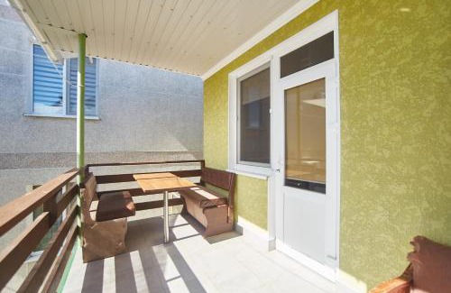 Molodizhne House | Green guest house