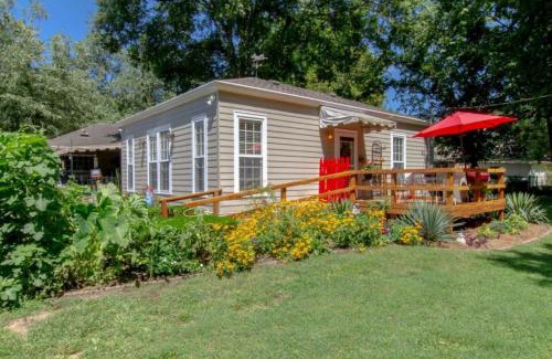 Green Hills House | Green Hills Getaway Shopping and Dining District