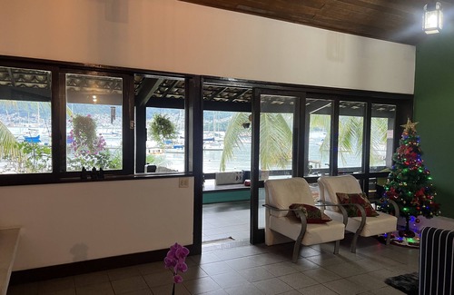 Praia do Jardim Villa | Green house by the sea