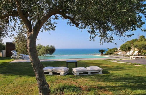 Campofelice di Roccella Villa | Green Suite - Modern Villa with Private Infinity Pool, Stunning Sea View, Wi-Fi