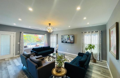 Phinney Ridge Villa | Green Lake 1st Line Home A with Central Air Conditioners