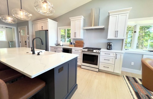 Interlochen House | Green Lake Getaway Lakefront Hot Tub Kayak SUP