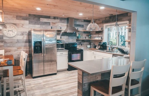 Interlochen Cottage | GREEN LAKE RETREAT ~ MODERN SPACIOUS LAKE HOME