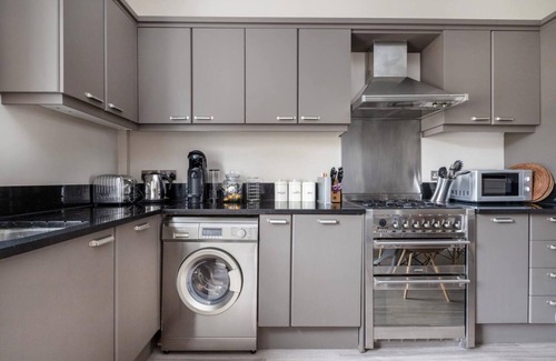 Shaftesbury Apartment | Green & Leafy – 2 Bedroom in Clapham