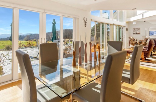 Pittsford House | Green Mountains Retreat | Luminous Rooms + Wet Bar