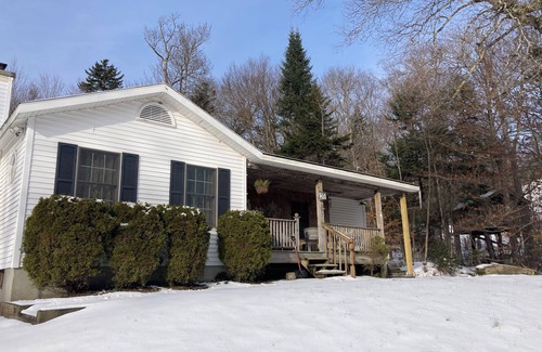 Woodford Cottage | Green Mountains Cozy Stylish Cottage - HIDDEN GEM: Lake, Hiking, Fishing, Skiing