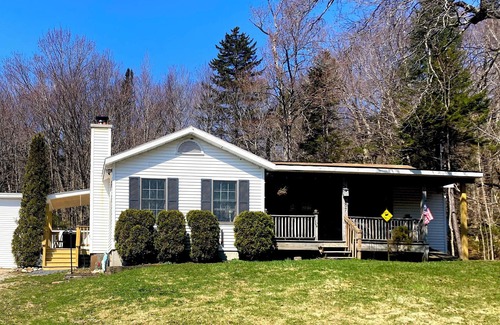 Woodford Cottage | Green Mountains Cozy Stylish Cottage - HIDDEN GEM: Lake, Hiking, Fishing, Skiing