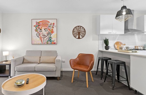 Newtown Apartment | Green Nook by the River & Geelong CBD