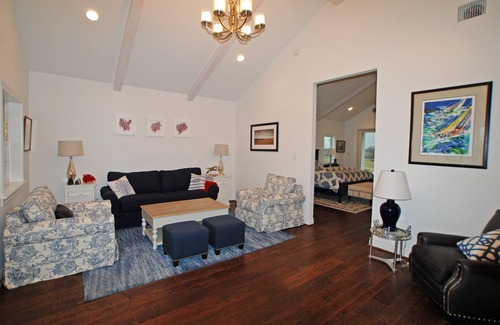 Madisonville House | GREEN OAKS CATTLE COMPANY - Maine Guest House