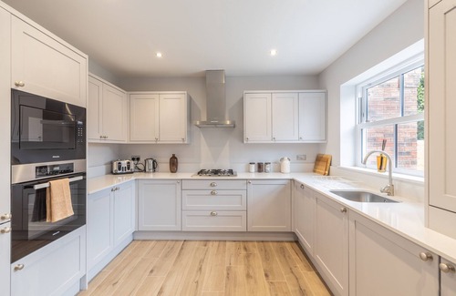 Coventry House | Green Park House | Private Parking and Garden