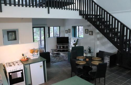 Landsborough Ski Chalet | GREEN TREES CHALET Australia Zoo close by