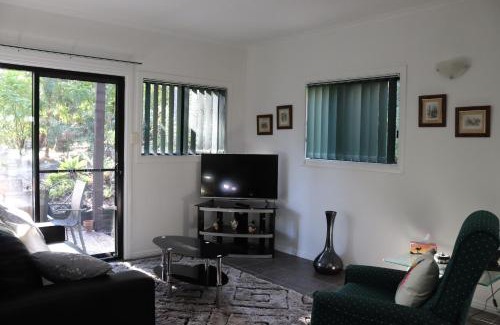 Landsborough Ski Chalet | GREEN TREES CHALET Australia Zoo close by
