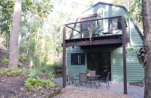Landsborough Ski Chalet | GREEN TREES CHALET Australia Zoo close by