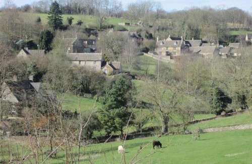 Rendcomb Apartment | Green Valley, Cotswold stay with hamper
