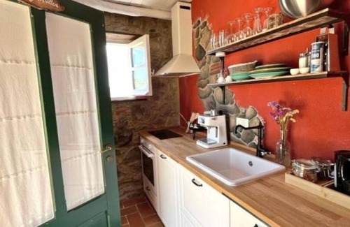 Brugnato House | Green Valley House: Bougainvillea