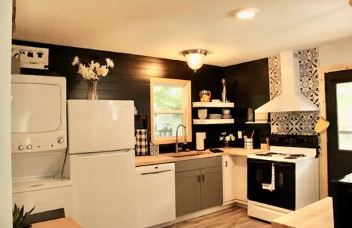 Marlinton Cottage | Greenbrier Getaway 1: Hike, Bike, Ski! Fenced Yard, Firepit, Wi-Fi, 1 Dog OK