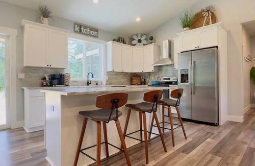 Rochester House | Greene Acre Getaway A/C Sleeps 8!