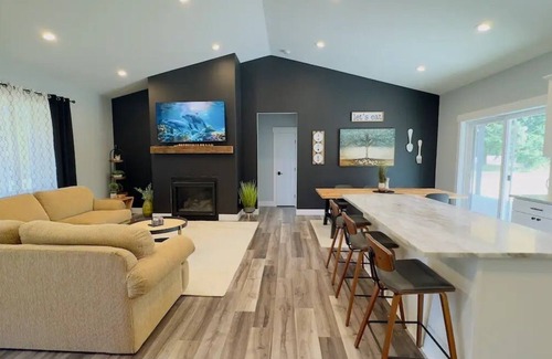 Rochester House | Greene Acre Getaway A/C Sleeps 8!