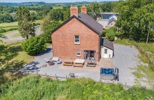 Llangadog House | Greengrove Farmhouse Glasallt