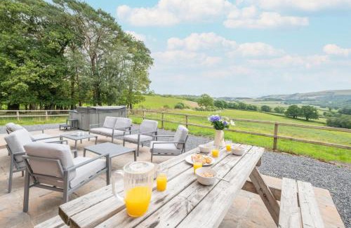 Llangadog House | Greengrove Farmhouse Glasallt