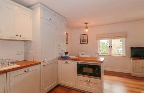 Norton Sub Hamdon Cottage | GREENHAM RISE, family friendly, with a garden in Norton-Sub-Hamdon