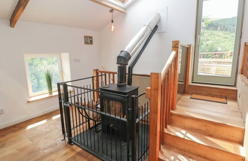 Port Talbot House | GREENHEART COTTAGE, pet friendly, with hot tub in Pontrhydyfen