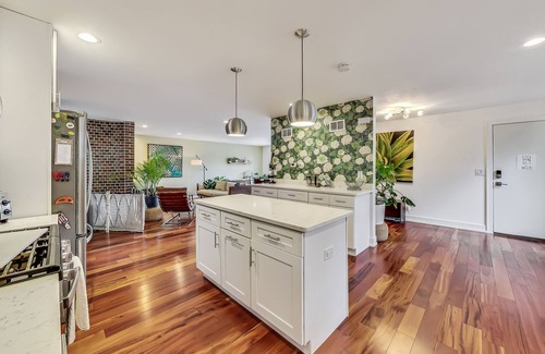Evanston Condo | Greenhouse Inn, Evanston Northwestern Loyola Chicago. Kid Friendly w/parking