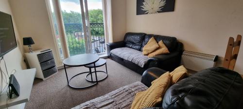 Warrington Apartment | Greenings Apt Warrington - 2 Bed with FREE off road Parking & Wifi