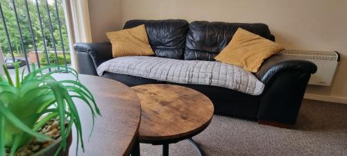 Warrington Apartment | Greenings Apt Warrington - 2 Bed with FREE off road Parking & Wifi