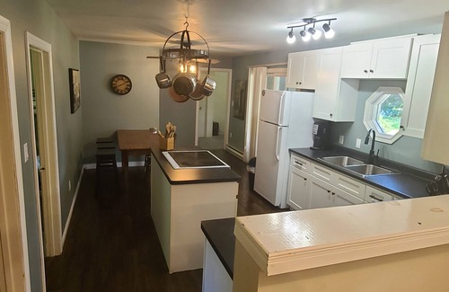 Zurich Cottage | Greenlodge Cottage - Grand Bend, Ontario, Canada