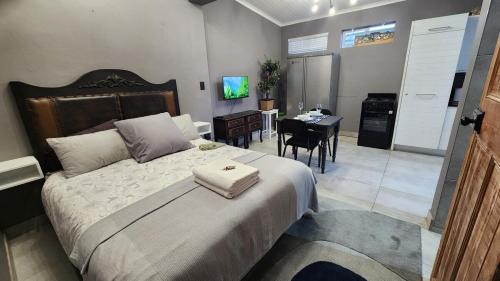 Knysna Central Apartment | Greenmarket Studio