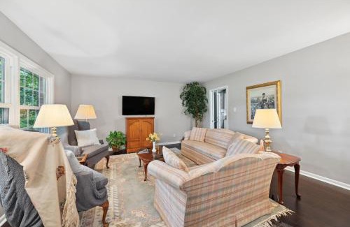Greensboro House | Greensboro Golf Getaway - 9 Mi to Downtown!