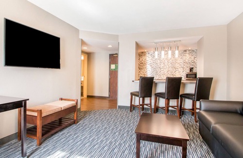 Turners Hotel | Greenstay Inn & Suites CourtView