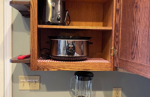 Hemlock House | Greentown Comfort- King bed, full kitchen, pure water!
