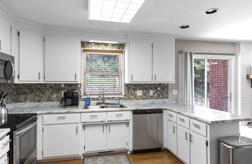Greenville - Spartanburg House | Greenville Monthly: Garage, King Beds, Creek