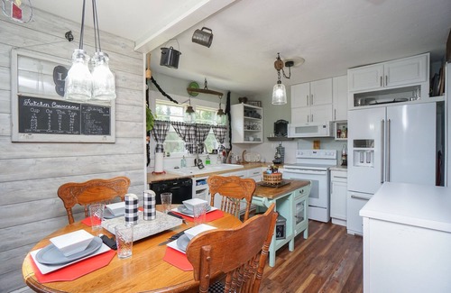 Greenville - Spartanburg House | Greenvllle Cottage Near BJU, Furman, NGU & Downtown w/Hot Tub & Grill Deck!
