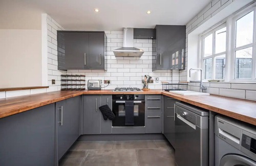 Eltham West House | Greenwich House 10 mins to O2 - Free Parking | Pass the Keys