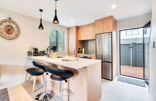 Newton House | Greenwich Townhouse with Parking and Air-Con