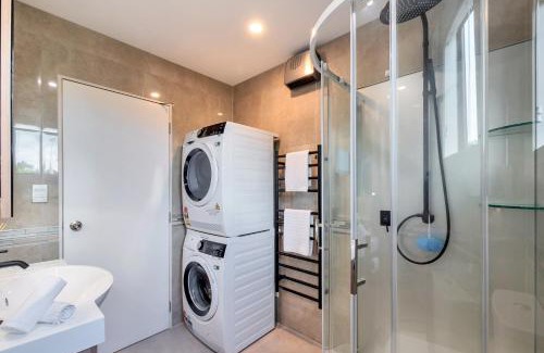 Newton House | Greenwich Townhouse with Parking and Air-Con