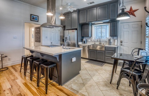Burton House | Greenwood Acres Guesthouse near all things Round Top