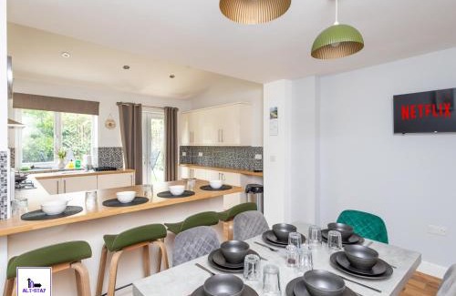 Wakefield House | Greenwood by Alt-Stay - 4 Bed Contractor and Relocation Accommodation Wakefield with Master Ensuite, TVs in Bedrooms, Parking, Garden, Open Plan Kitchen Diner and Wi Fi - Long Stay ready with Weekly and Monthly Rates